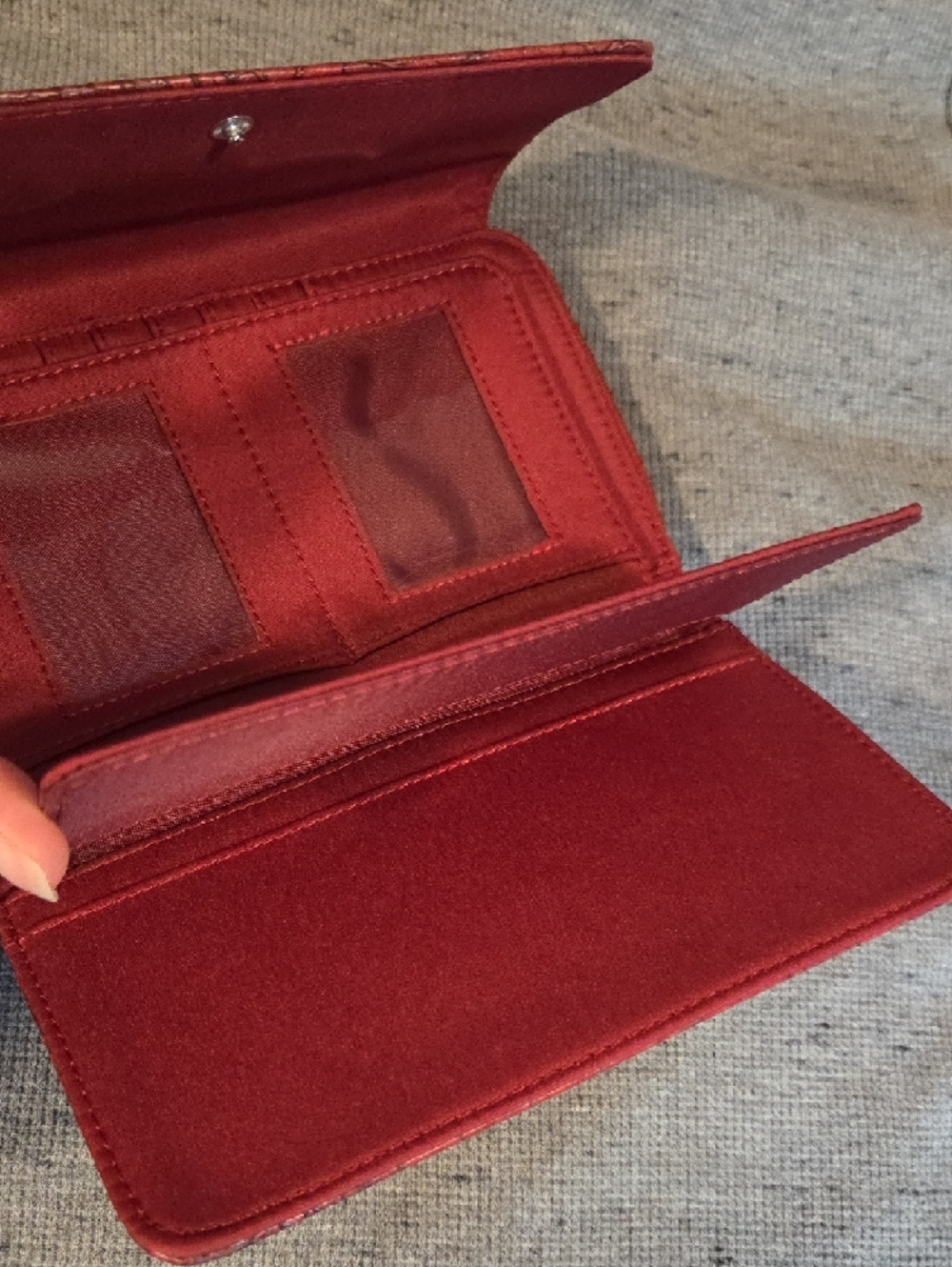 Red Croc-Embossed Faux Leather Multi-compartment Wallet - Picture 5 of 7